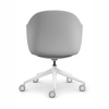 Hellgrauer Bürodrehstuhl mit Schalenform und weißen Rollen, von hinten fotografiert.