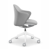 Seitenansicht eines hellgrauen Bürodrehstuhls mit ergonomischer Rückenlehne und weißen Rollen.
