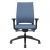 Bürodrehstuhl mit blauer Polsterung, schwarzem Gestell und höhenverstellbarer Rückenlehne.