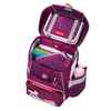 Rucksack mit geöffneter Klappe, gefüllt mit Schulmaterial und Flasche, in lila und pink.