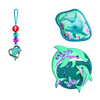 Ranzen-Accessoire mit einem Anhänger und zwei Dolphin-Applikationen in unterschiedlichen Designs.