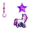 Drei farbige Ranzen-Accessoires: ein Einhorn, ein Stern und ein Anhänger mit Perlen.