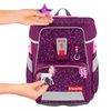 Magnetisches Ranzen-Accessoire mit Einhorn und Stern wird an einem Schulranzen befestigt.