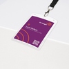 Namensschild mit lila Hintergrund und QR-Code, zum Einstecken und Tragen an einem Lanyard.