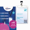 Namensschild in transparenter Halterung mit Lanyard und Verpackung in der Ecke.