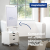 Flipchart-Ständer mit Notizblätter und Fächern zur Aufbewahrung von Zubehör.