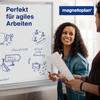Personen nutzen ein modernes Whiteboard mit skizzierten Ideen für agiles Arbeiten.