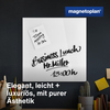 Glasboard in brillantweiß mit handschriftlichen Notizen und dekorativen Elementen.