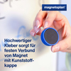 Fingerspitze hält blauen Magneten mit Kunststoffkappe vor einer beschreibbaren Oberfläche.