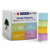 Holzmagnete in bunten Farben in einer Box, vier Stück, auf einer weißen Unterlage.
