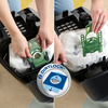 Person setzt einen Swirl Staubsaugerbeutel mit Dirtlock® System in einen Staubsauger ein.