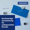 Silberne Ergo-Magnete auf blauen Karten, dekorativ angeordnet.
