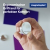 Ergo-Magnet mit ergonomischem Griff in Hand, Hintergrund mit bunten Tafelmaterialien.
