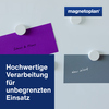 Weißer Ergo-Magnet an einer Tafel, hält zwei beschriftete Karten in lila und grau.
