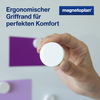 Weißer Magnet mit ergonomischem Griff in Hand gehalten, Hintergrund mit bunten Tafelfeldern.