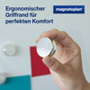 Ergo-Magnet mit ergonomischem Griff wird handgehalten, vor einer Tafel mit bunten Unterlagen.