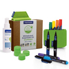 Whiteboard Essentials Kit mit Markern, Tafelspray, Klebe- und Farbtropfen in Box präsentiert.