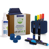 Whiteboard Essentials Kit mit Reinigungsmittel, Markern und Zubehör in einer Kartonverpackung.
