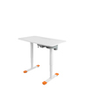 Schreibtisch mit orangefarbenen Fußkappen, ohne weitere Dekoration oder Zubehör.