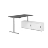 Schreibtischkombination mit graphitfarbener Tischplatte, weißen Korpus und silbernem Gestell.