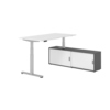Schreibtischkombination mit weißer Tischplatte und graphitfarbenem Korpus, silberne Hubsäule.