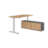 Schreibtischkombination mit höhenverstellbarem Tisch in Asteiche und Sideboard mit Schiebetüren.