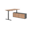 Schreibtischkombination mit höhenverstellbarem Tisch und Sideboard in Nussbaum und Graphit.