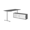 Schreibtischkombination mit verstellbarem Tisch und Sideboard in graphit und silber.