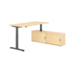Schreibtischkombination mit höhenverstellbarem Tisch und Sideboard mit zwei Schiebetüren.