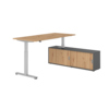 Schreibtischkombination mit höhenverstellbarem Tisch und Sideboard in Asteiche und Graphit.