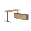 Schreibtischkombination mit höhenverstellbarem Tisch in Asteiche und Sideboard in Graphit.