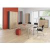 Schließfachschrank in einem modernen Büro mit Holz- und Graphit-Elementen.
