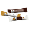 Drei Mini-Zuckersticks in verschiedenen Farben mit Aufdruck und einer Tasse Kaffee im Hintergrund.