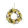 Dekokranz mit bunten Ostereiern und Blumen, hängend.