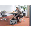 Grau melierte Aufbewahrungstasche für Büroutensilien, auf einem Bürotisch stehend.