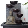 Buddha-Statue mit Wasserfall und Schalen in einem Pflanzgefäß für einen Bonsai-Baum.