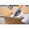 MARTOR Sicherheitsmesser SECUBASE 383 wird zum Schneiden eines Kartons verwendet.