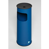 Blauer Standascher mit schwarzem Deckel und Öffnung für Abfall und Zigaretten.