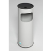 Standascher in lichtgrau mit schwarzem Ascheraufsatz und seitlichem Ausschnitt für Abfall.