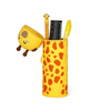 Gelbes Schlampermäppchen mit Giraffenmotiv und Inhalt wie Stifte und Lineal, dekorativ.