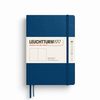 Blaues Hardcover-Notizbuch mit Gummiband und Rückenlabel im A5-Format.