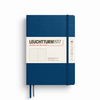 Hardcover-Notizbuch in indigo mit punktkariertem Papier und elastischem Verschluss.