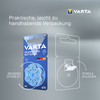 Verpackung mit sechs Varta Knopfzellen 675 für Hörgeräte und Anleitung zum Öffnen.