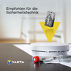 Varta Ultra Lithium E-Block Batterie über einem Rauchmelder auf einem Tisch platziert.