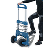 Fetra Sackkarre in Anwendung, gehalten von einer Person mit einem Bein auf der Plattform.