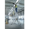 Multifunktionsleiter in Verwendung, Person arbeitet in einer Industriehalle mit Höhenverstellung.