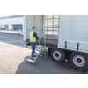 Podestleiter mit Handlauf, im Einsatz beim Be- und Entladen eines Lkw.