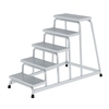 Stabile Podestleiter mit fünf Aluminium-Stufen und rutschfesten Kunststoffschuhen.