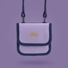 Brustbeutel in lila mit abnehmbarem Band und Sicherheitsverschluss, auf einfarbigem Hintergrund.