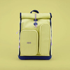 Schulrucksack in Lime mit zwei Taschen und rollbarem Verschluss auf gelbem Hintergrund.